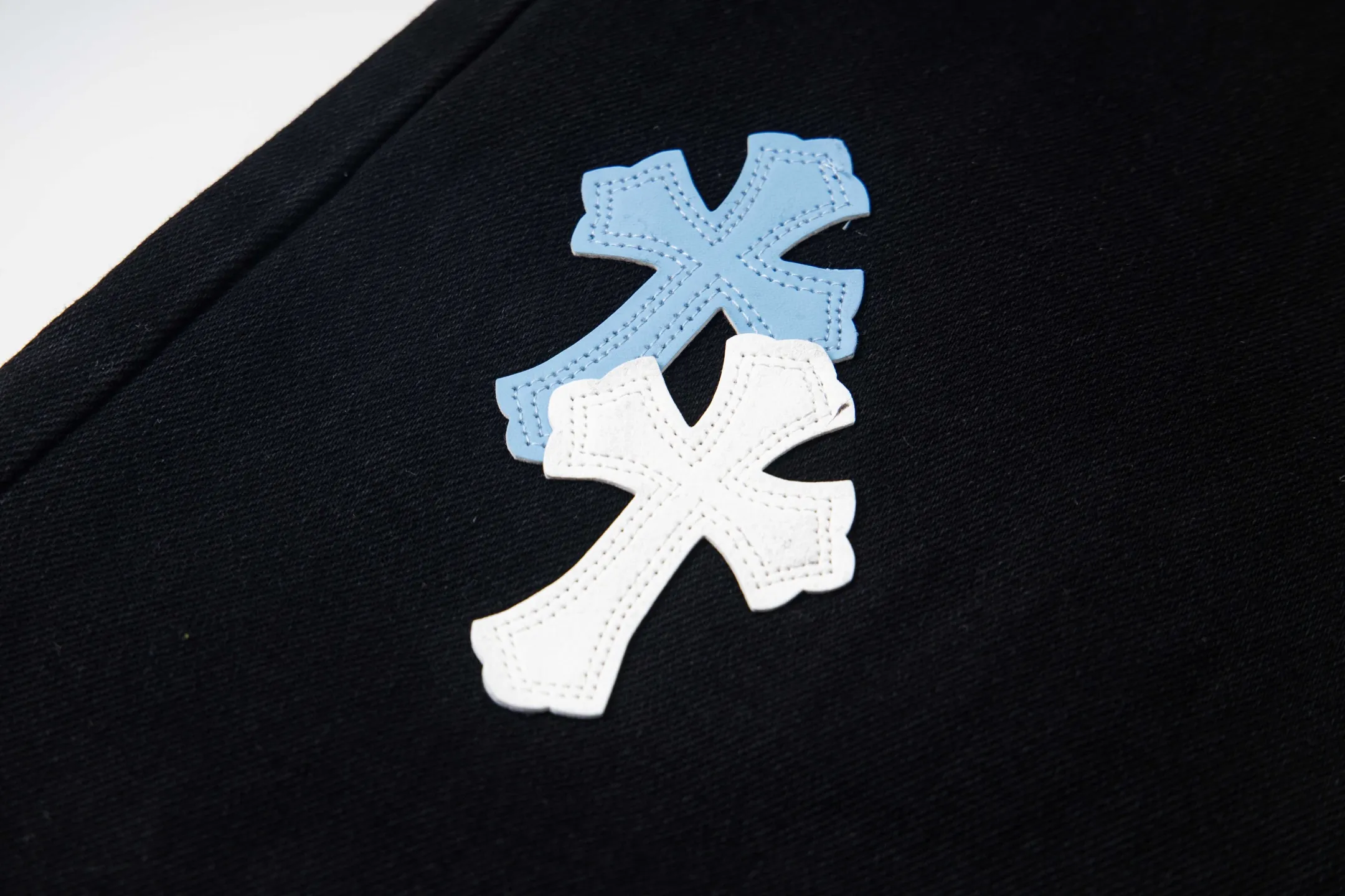P260 Chrome Hearts Black Pants, Sanskrit Blue and White Multi-Leather Jeans. CH jeans need to be washed and then disassembled and hand-stitched with sheepskin cross leather and then spliced ​​together. The whole piece has too many craftsmanship to explain. The patchwork is decorated with cross patterns and the high-waisted washed jeans! ! Absolutely high-end luxury products, god-level single products and super popular products, made with top heavy industry, a must-see magic weapon. Customized hardware. The fabric is thick and soft after washing. It has good breathability. Customized small leather label. Unique design. The details are simple and elegant, and the workmanship is exquisite. The entire trousers are neatly routed and the details are in place! It’s so cool that both men and women can easily control the genderless trend! Style number: 1801# Color: black Size: 28 30 32 34